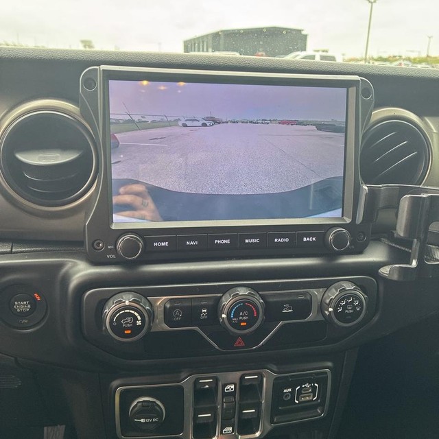 Jeep Gladiator Vehicle Full-screen Gallery Image 15