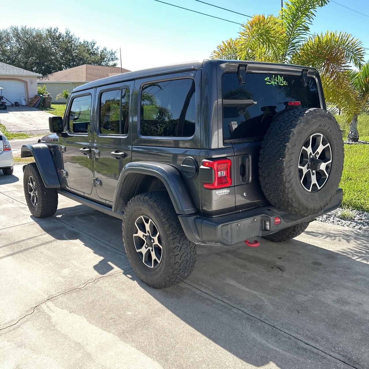 Jeep Wrangler Unlimited Vehicle Full-screen Gallery Image 3