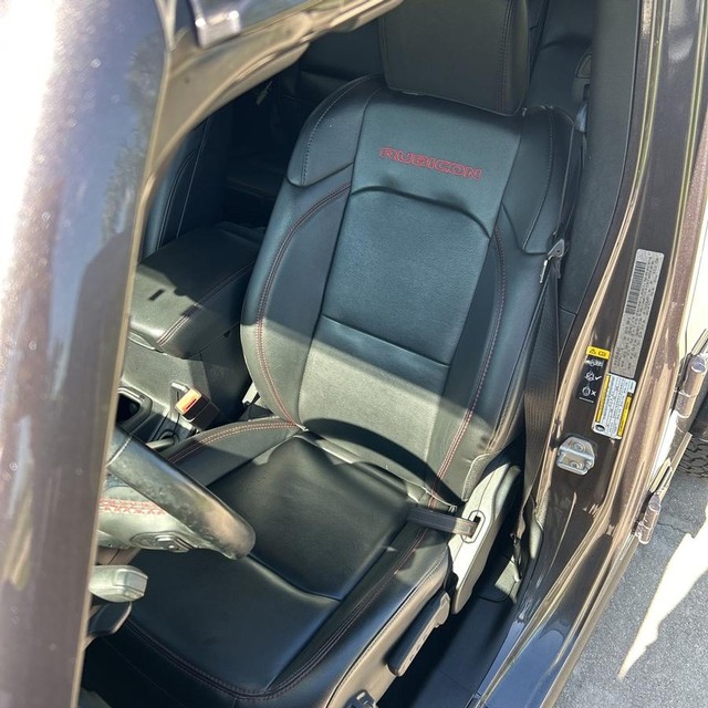 Jeep Wrangler Unlimited Vehicle Full-screen Gallery Image 9