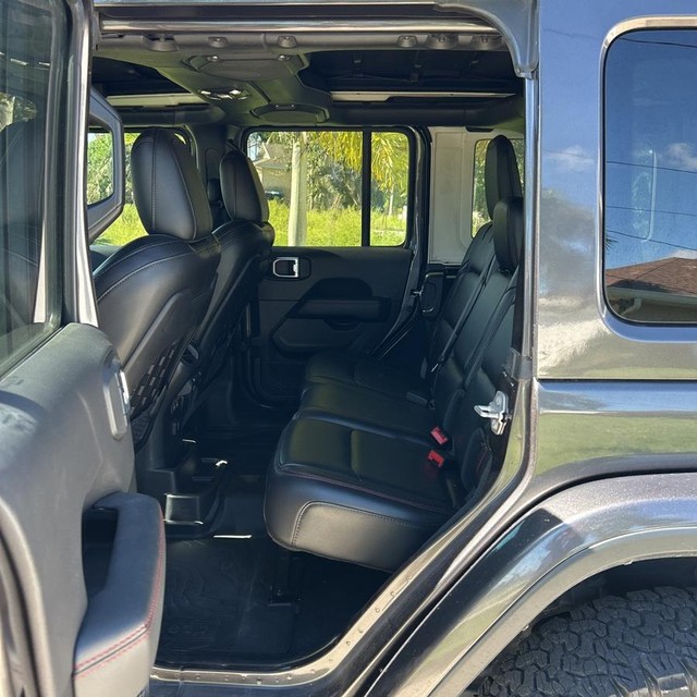 Jeep Wrangler Unlimited Vehicle Full-screen Gallery Image 11