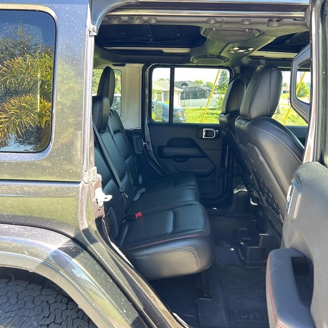Jeep Wrangler Unlimited Vehicle Full-screen Gallery Image 12
