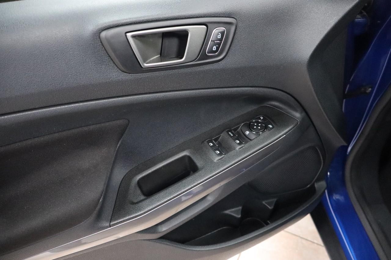 Ford EcoSport Vehicle Full-screen Gallery Image 12