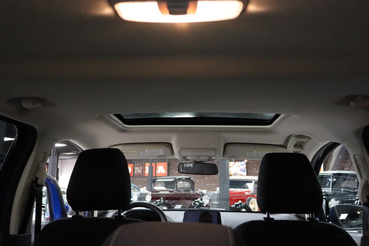Ford EcoSport Vehicle Full-screen Gallery Image 19