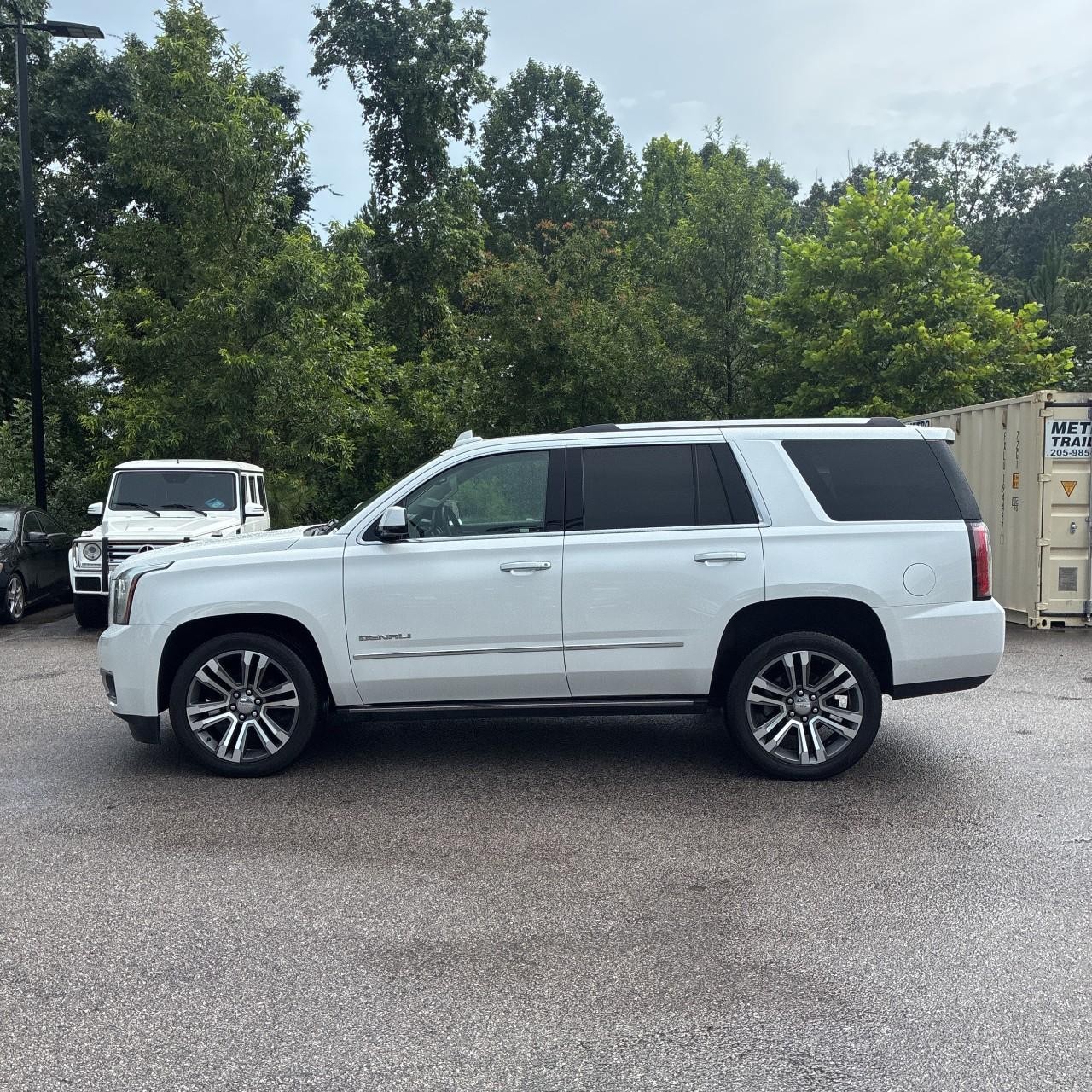 GMC Yukon Vehicle Full-screen Gallery Image 2