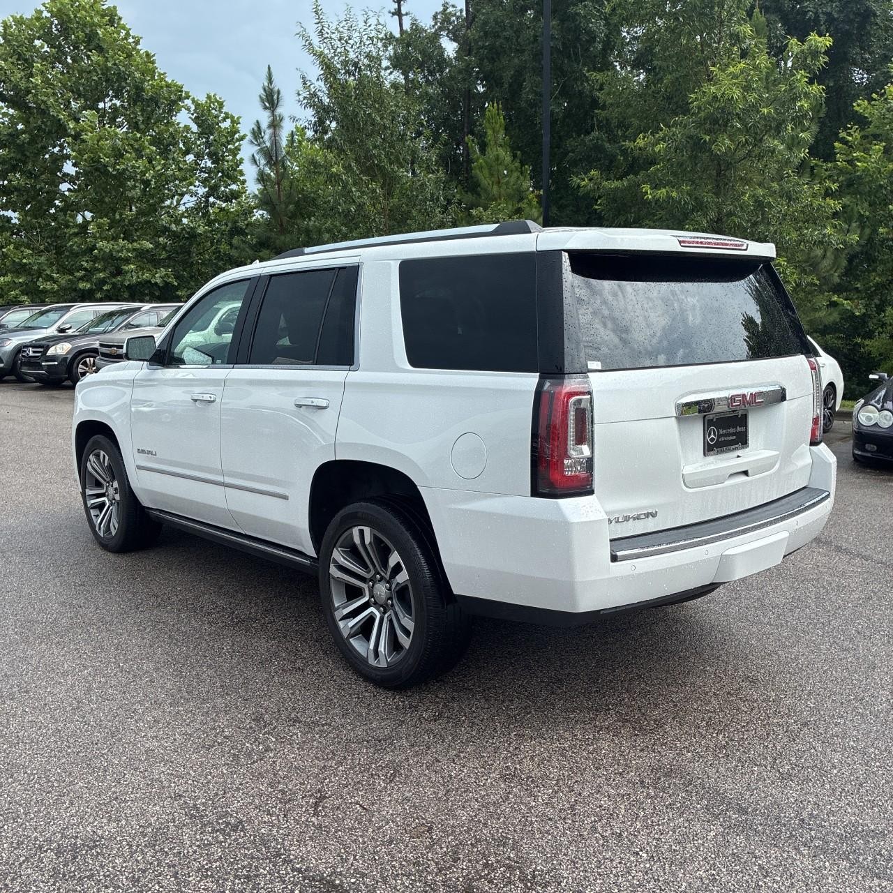 GMC Yukon Vehicle Full-screen Gallery Image 3