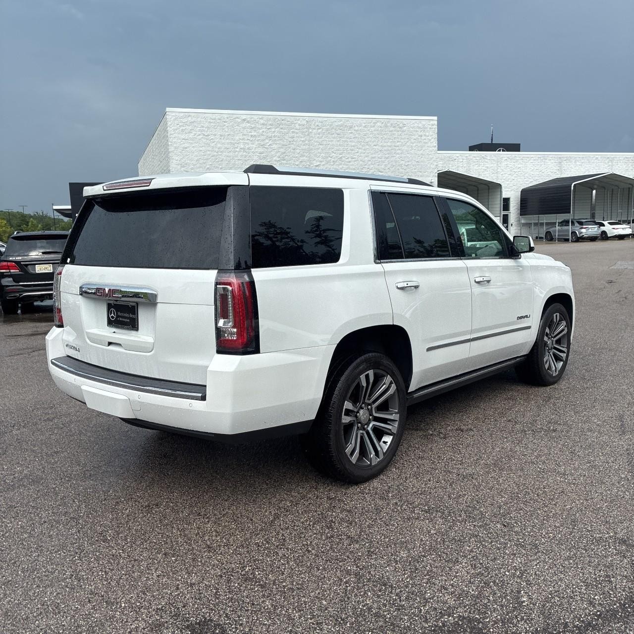 GMC Yukon Vehicle Full-screen Gallery Image 4