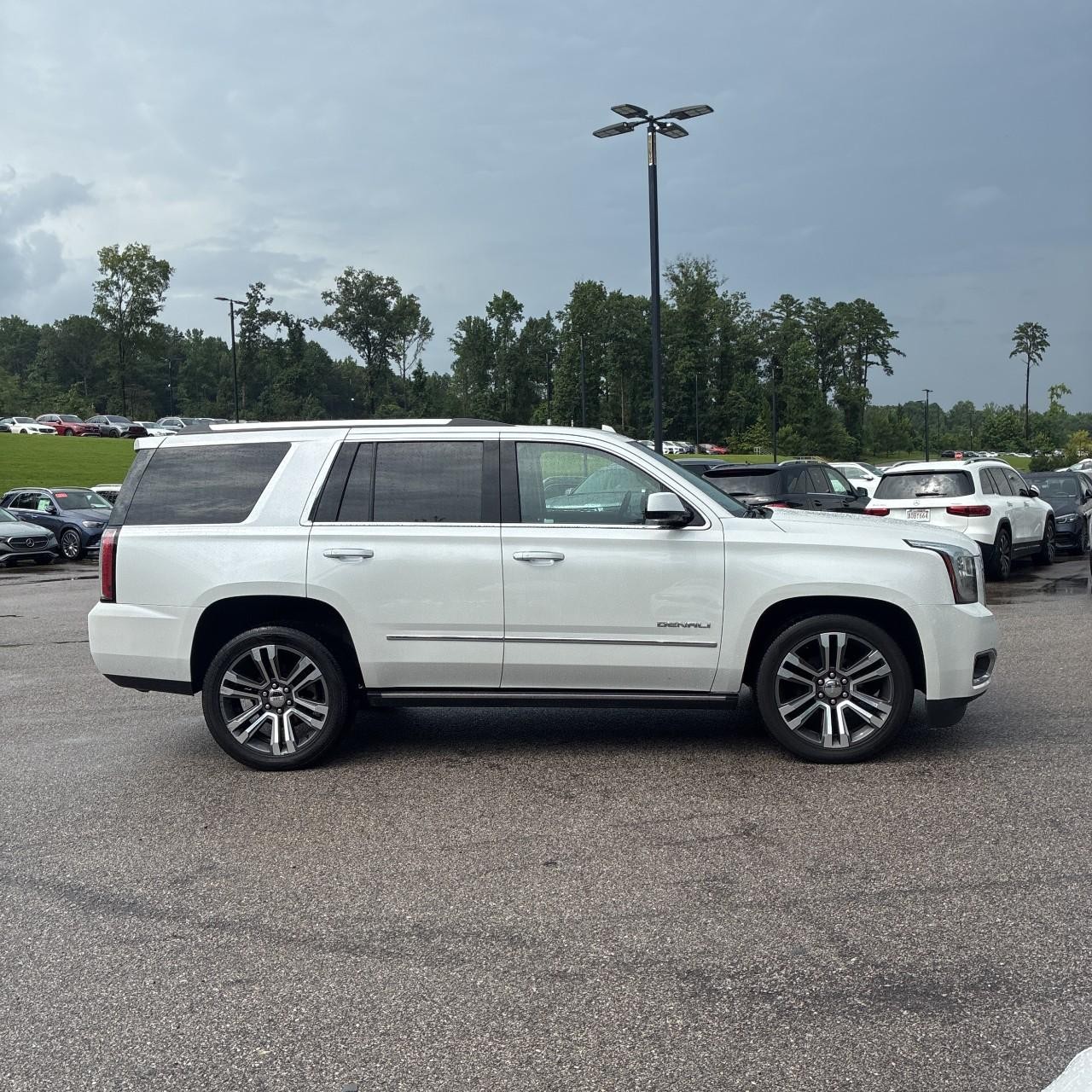 GMC Yukon Vehicle Full-screen Gallery Image 5