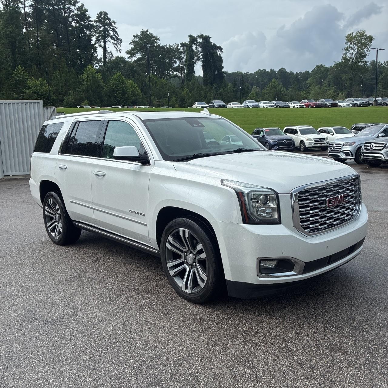 GMC Yukon Vehicle Full-screen Gallery Image 6