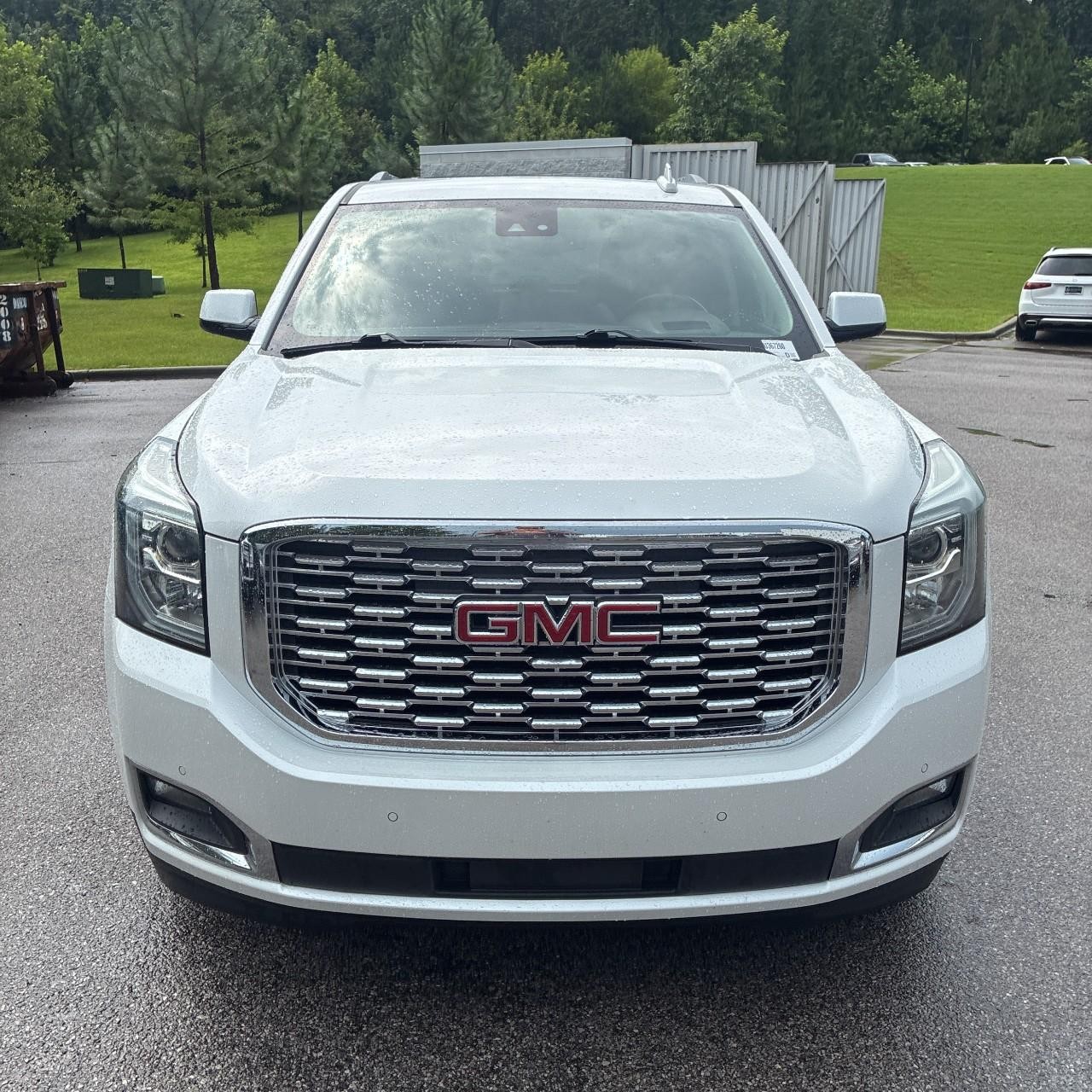 GMC Yukon Vehicle Full-screen Gallery Image 7