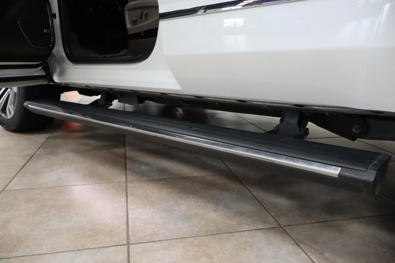GMC Yukon Vehicle Full-screen Gallery Image 10