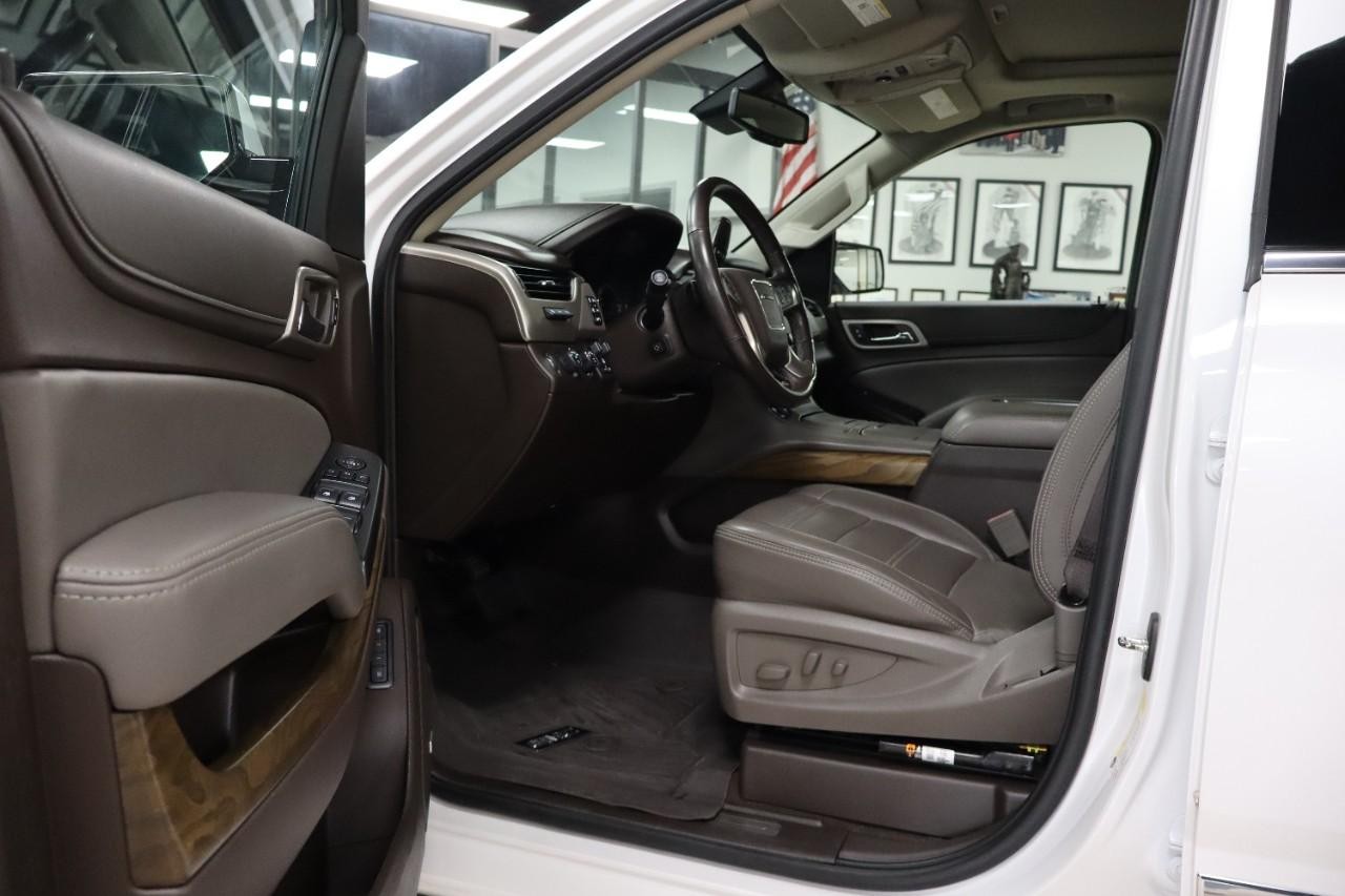 GMC Yukon Vehicle Full-screen Gallery Image 11