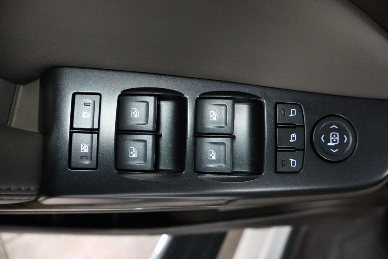 GMC Yukon Vehicle Full-screen Gallery Image 12