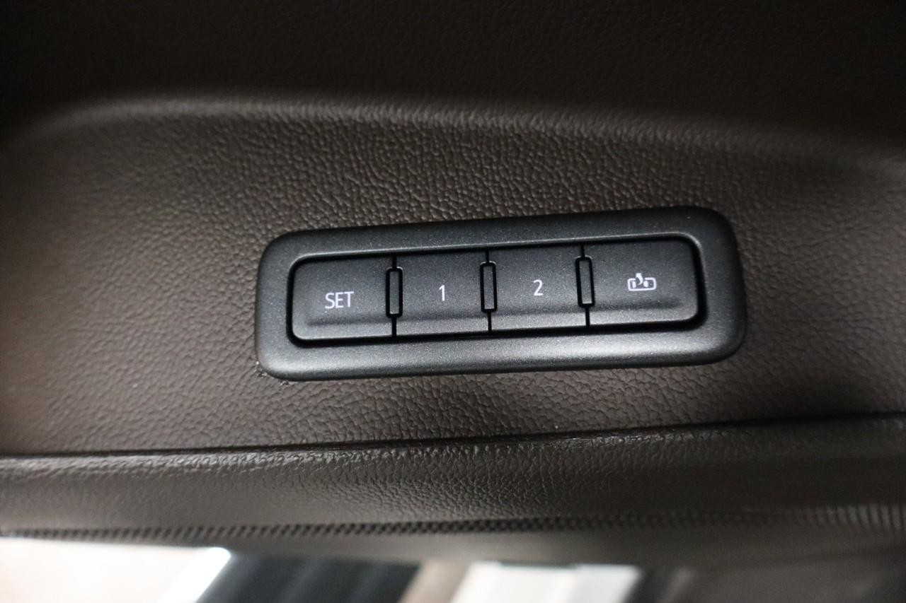 GMC Yukon Vehicle Full-screen Gallery Image 13