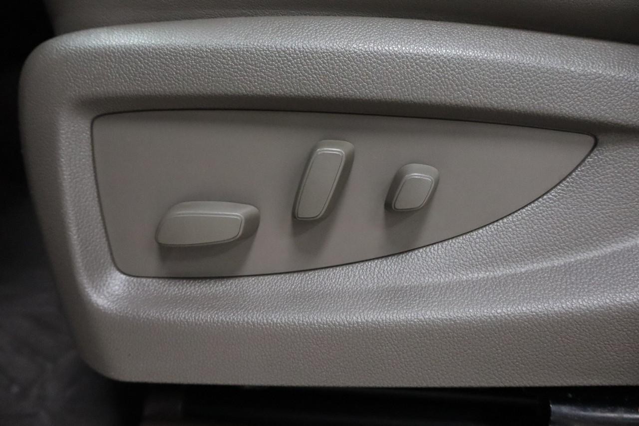 GMC Yukon Vehicle Full-screen Gallery Image 14