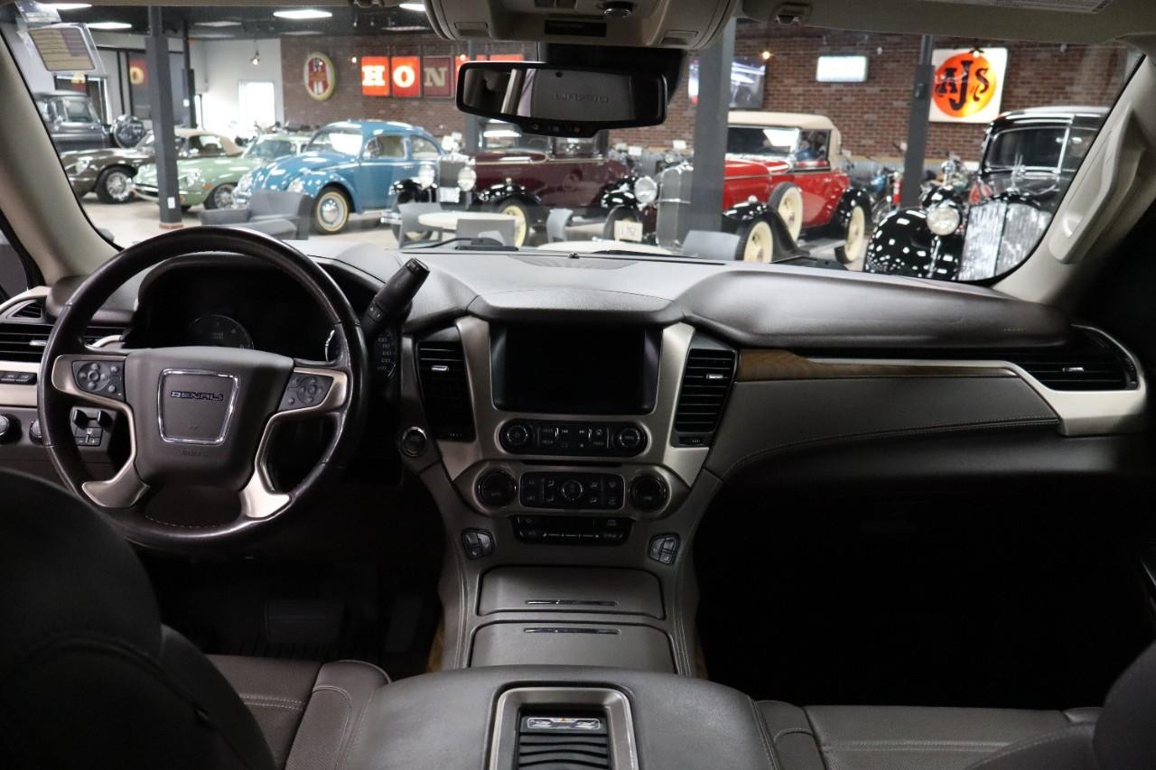 GMC Yukon Vehicle Full-screen Gallery Image 15