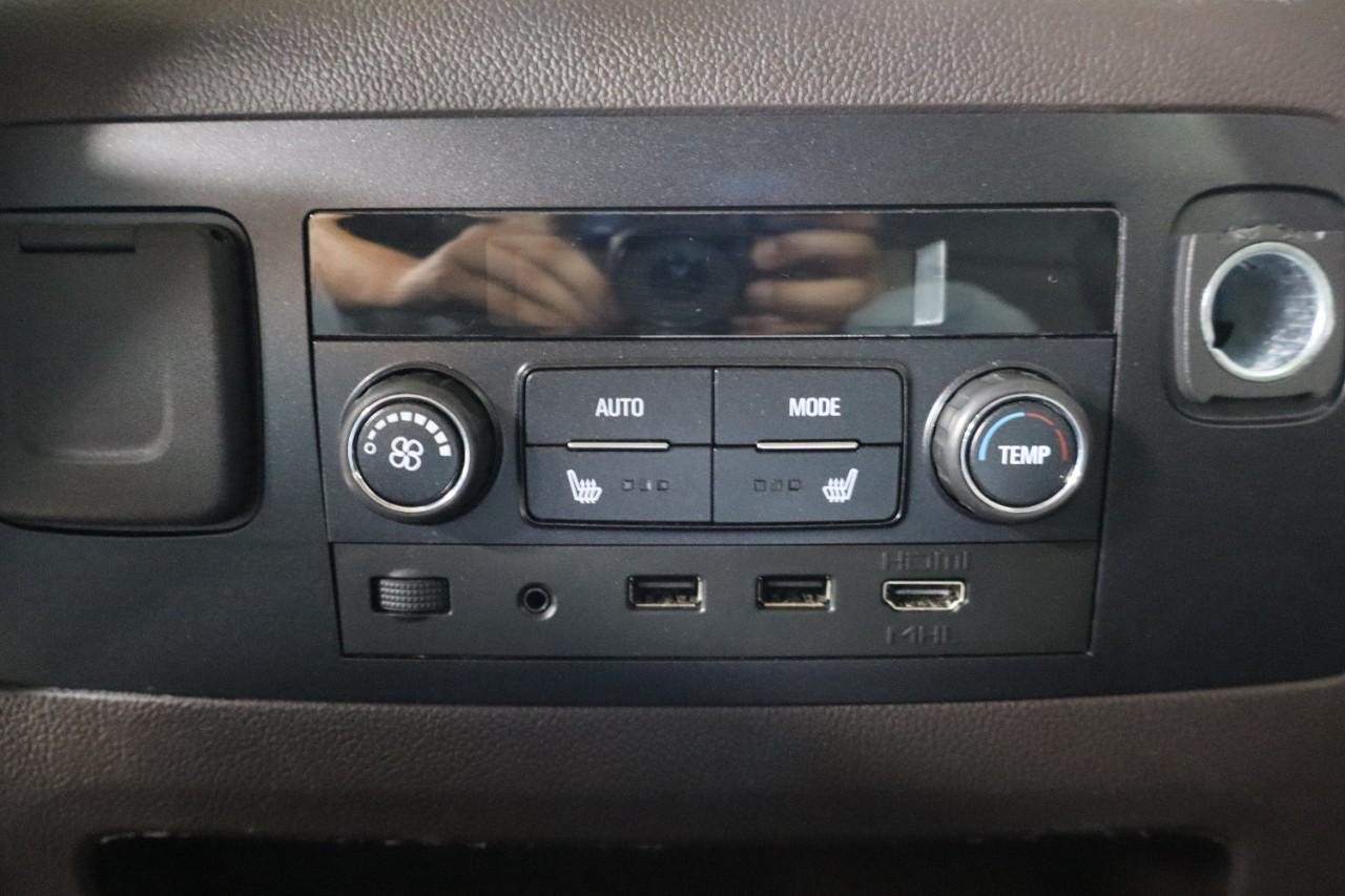 GMC Yukon Vehicle Full-screen Gallery Image 32