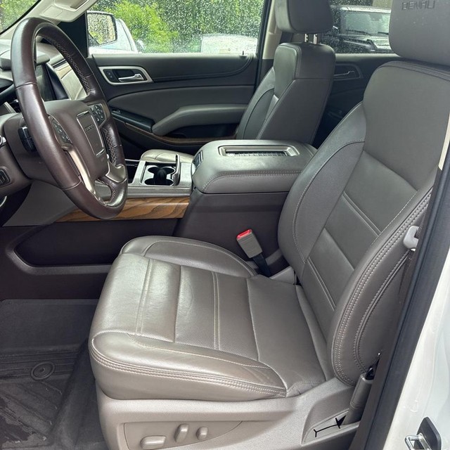 GMC Yukon Vehicle Full-screen Gallery Image 8