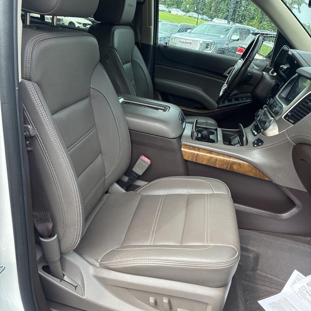 GMC Yukon Vehicle Full-screen Gallery Image 9