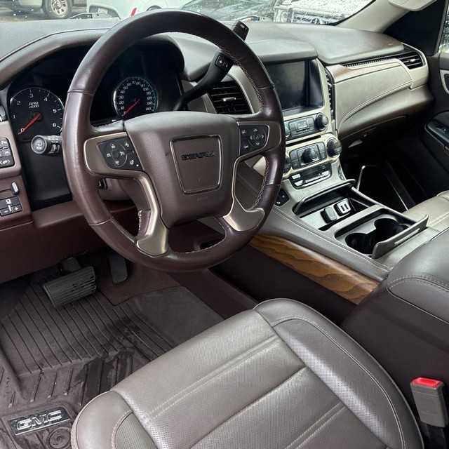 GMC Yukon Vehicle Full-screen Gallery Image 13