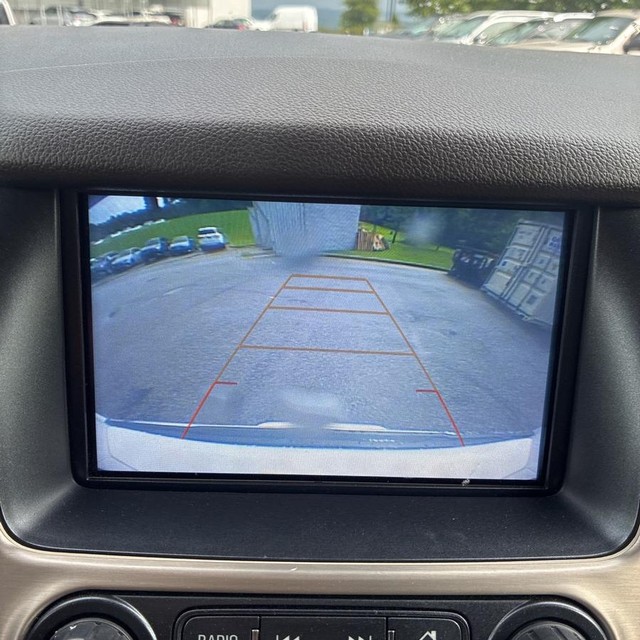 GMC Yukon Vehicle Full-screen Gallery Image 16