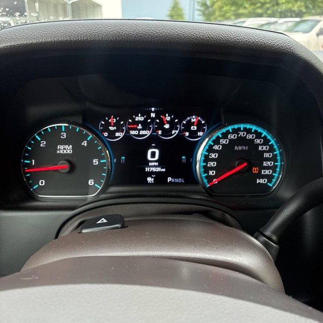 GMC Yukon Vehicle Full-screen Gallery Image 17