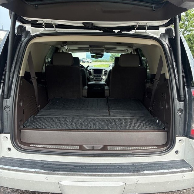 GMC Yukon Vehicle Full-screen Gallery Image 19