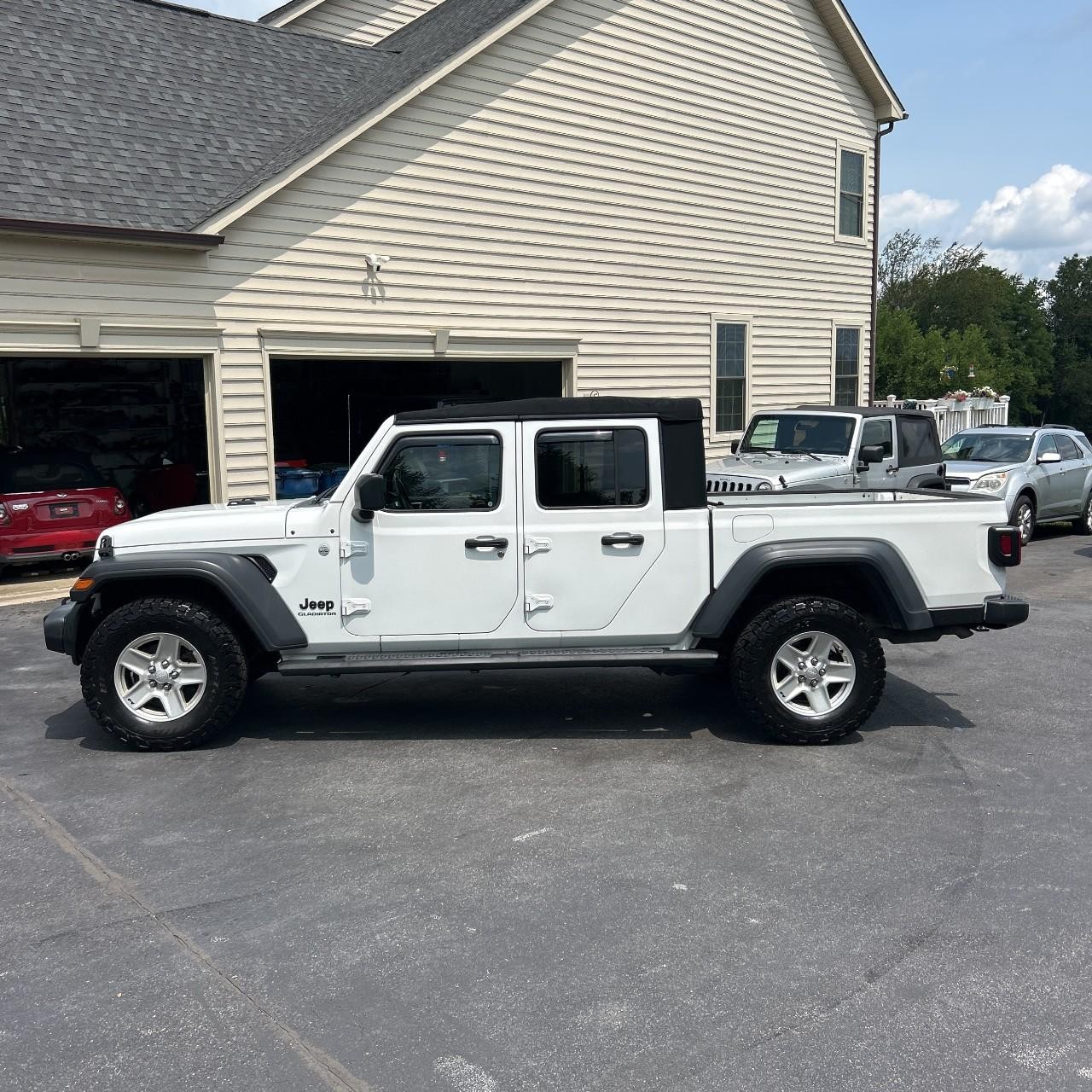 Jeep Gladiator Vehicle Full-screen Gallery Image 2