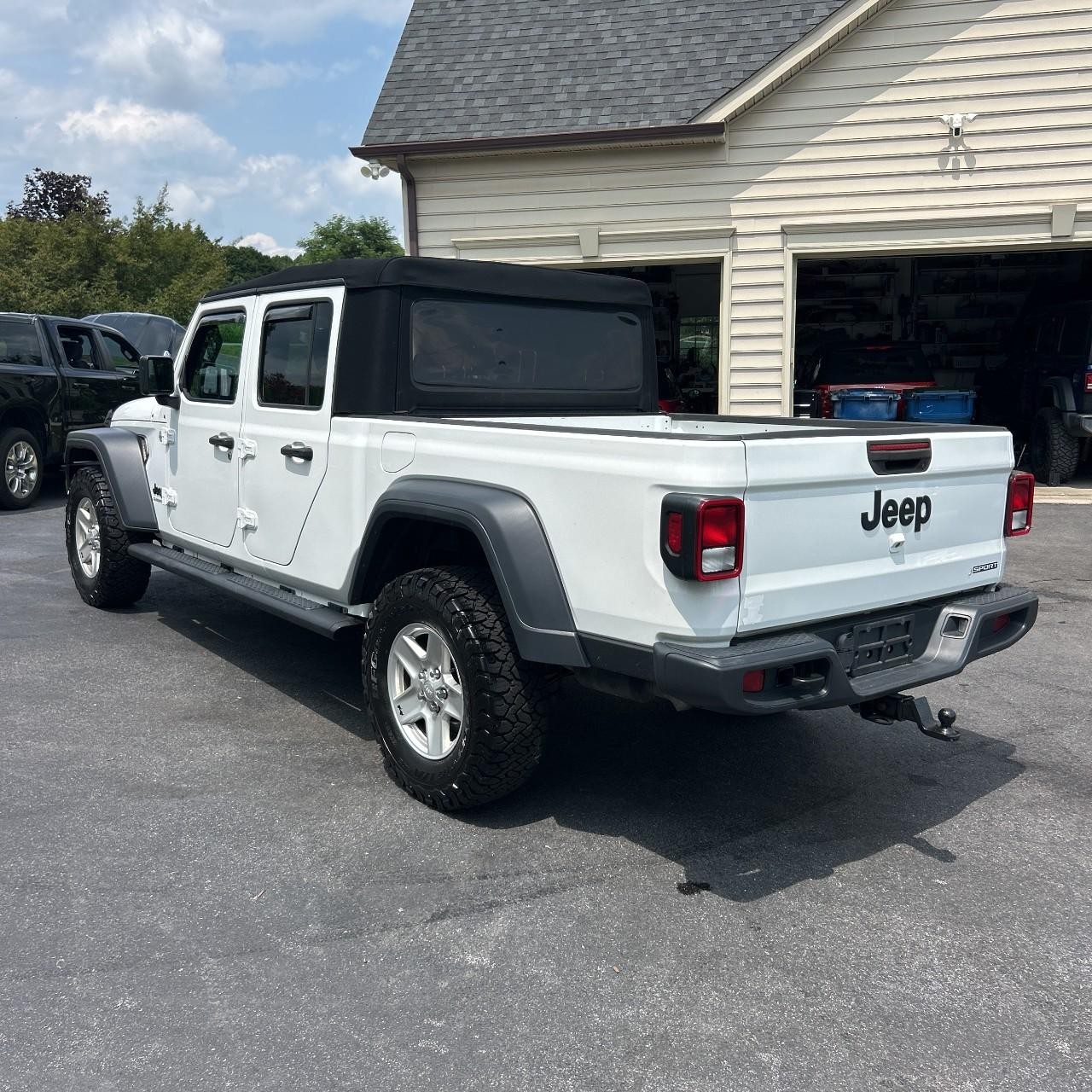 Jeep Gladiator Vehicle Full-screen Gallery Image 3