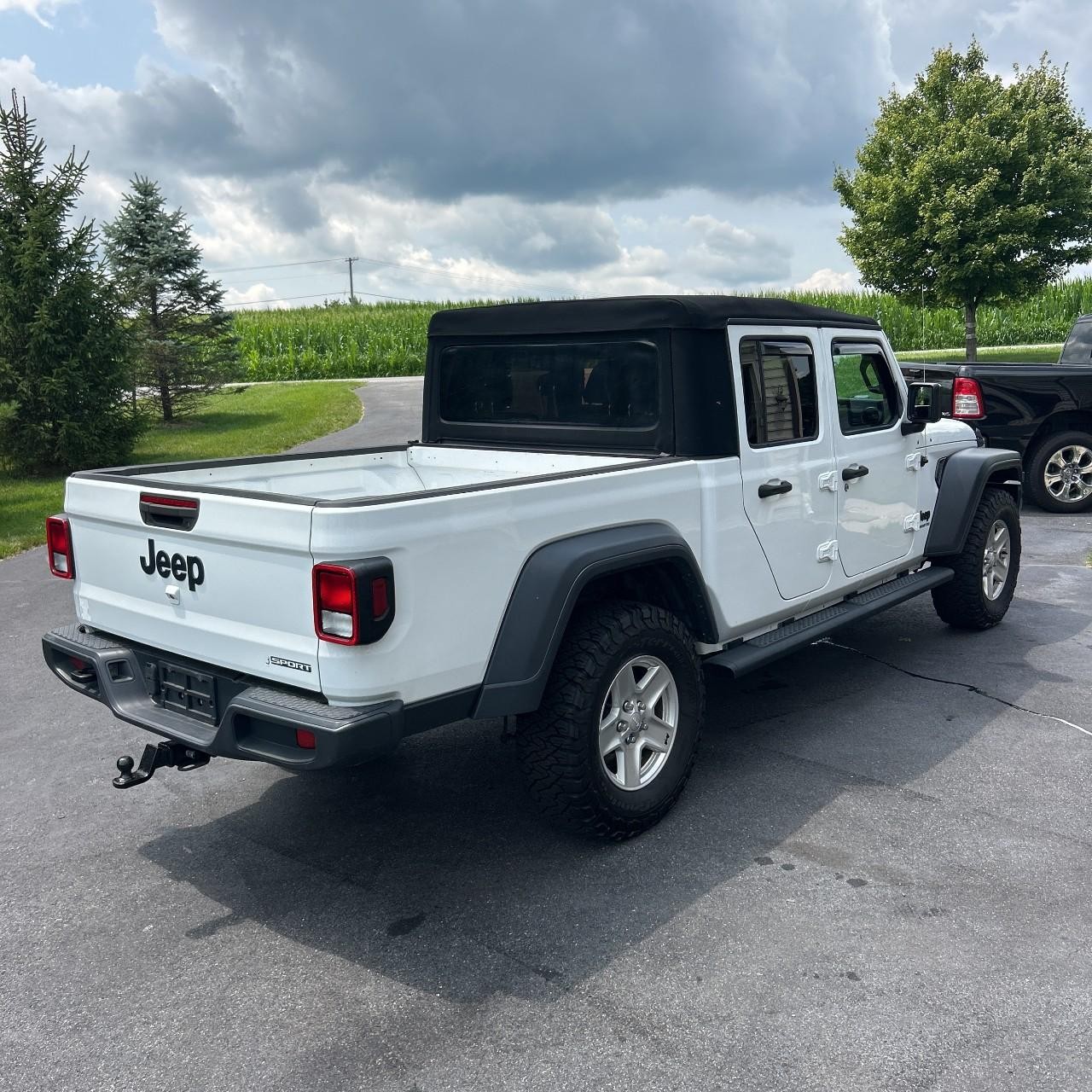 Jeep Gladiator Vehicle Full-screen Gallery Image 5