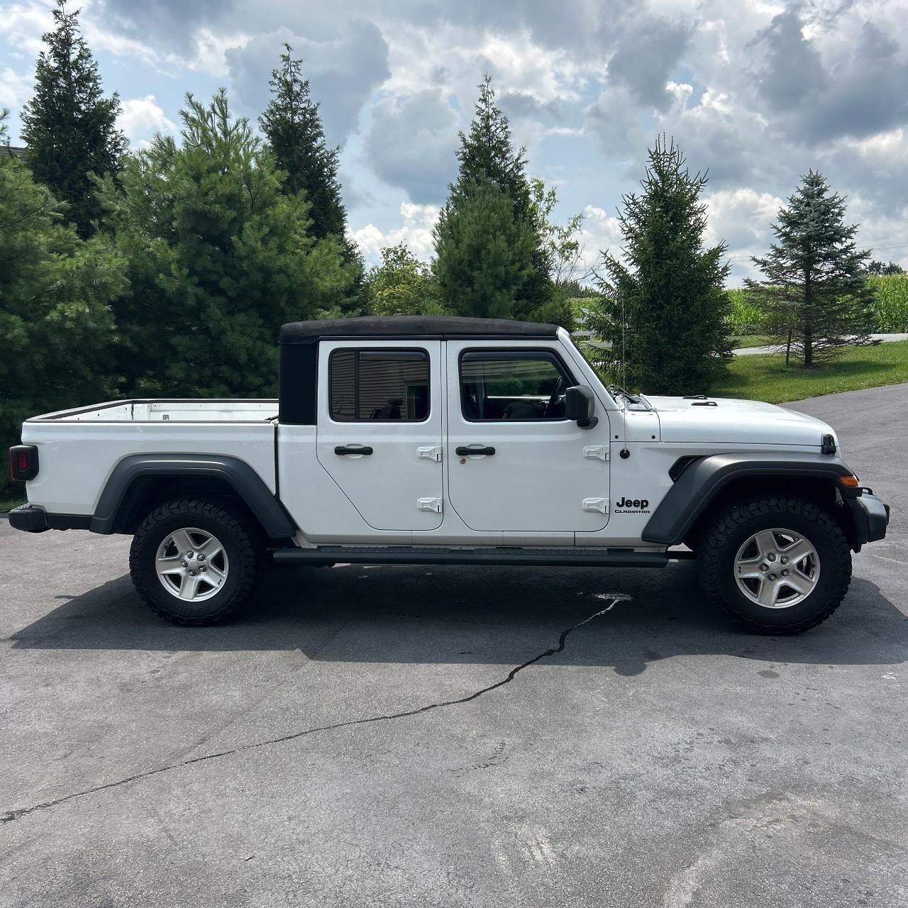 Jeep Gladiator Vehicle Full-screen Gallery Image 6