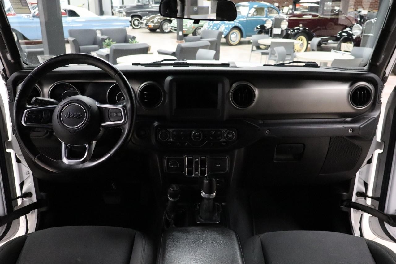 Jeep Gladiator Vehicle Full-screen Gallery Image 12