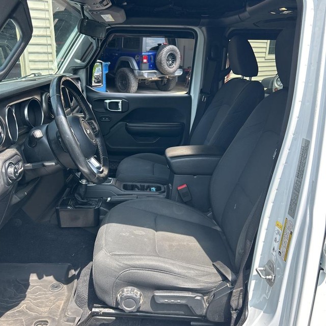 Jeep Gladiator Vehicle Full-screen Gallery Image 9