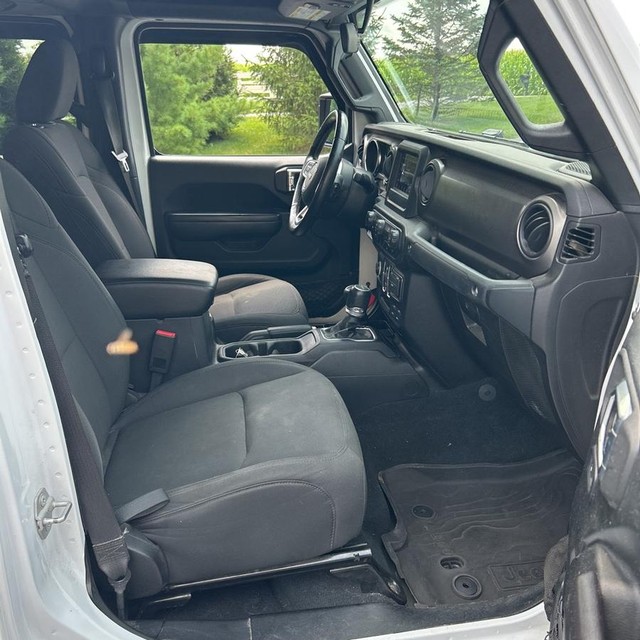 Jeep Gladiator Vehicle Full-screen Gallery Image 10