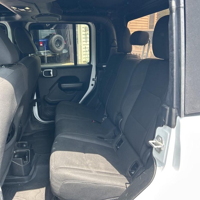 Jeep Gladiator Vehicle Full-screen Gallery Image 11