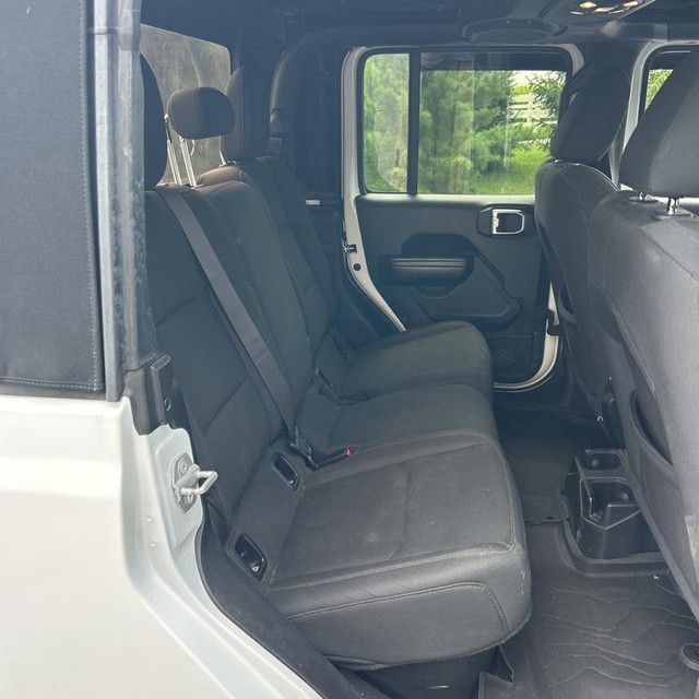 Jeep Gladiator Vehicle Full-screen Gallery Image 12