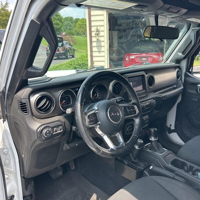 Jeep Gladiator Vehicle Full-screen Gallery Image 13
