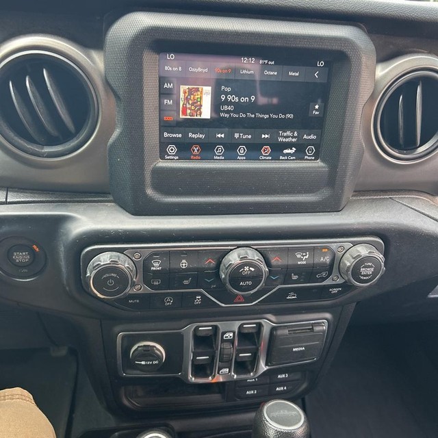 Jeep Gladiator Vehicle Full-screen Gallery Image 14