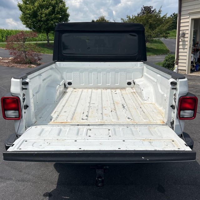 Jeep Gladiator Vehicle Full-screen Gallery Image 18