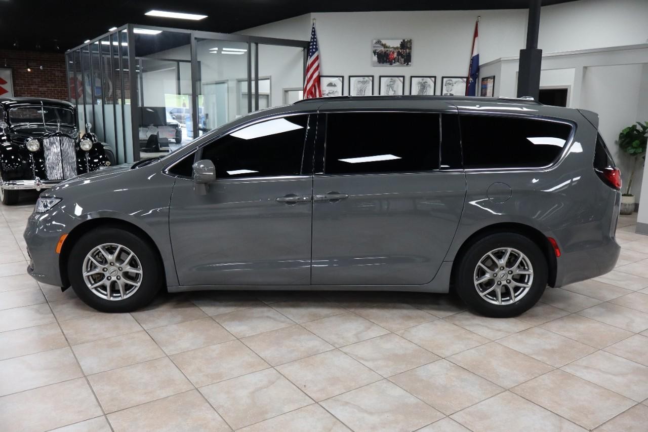 Chrysler Pacifica Vehicle Full-screen Gallery Image 2