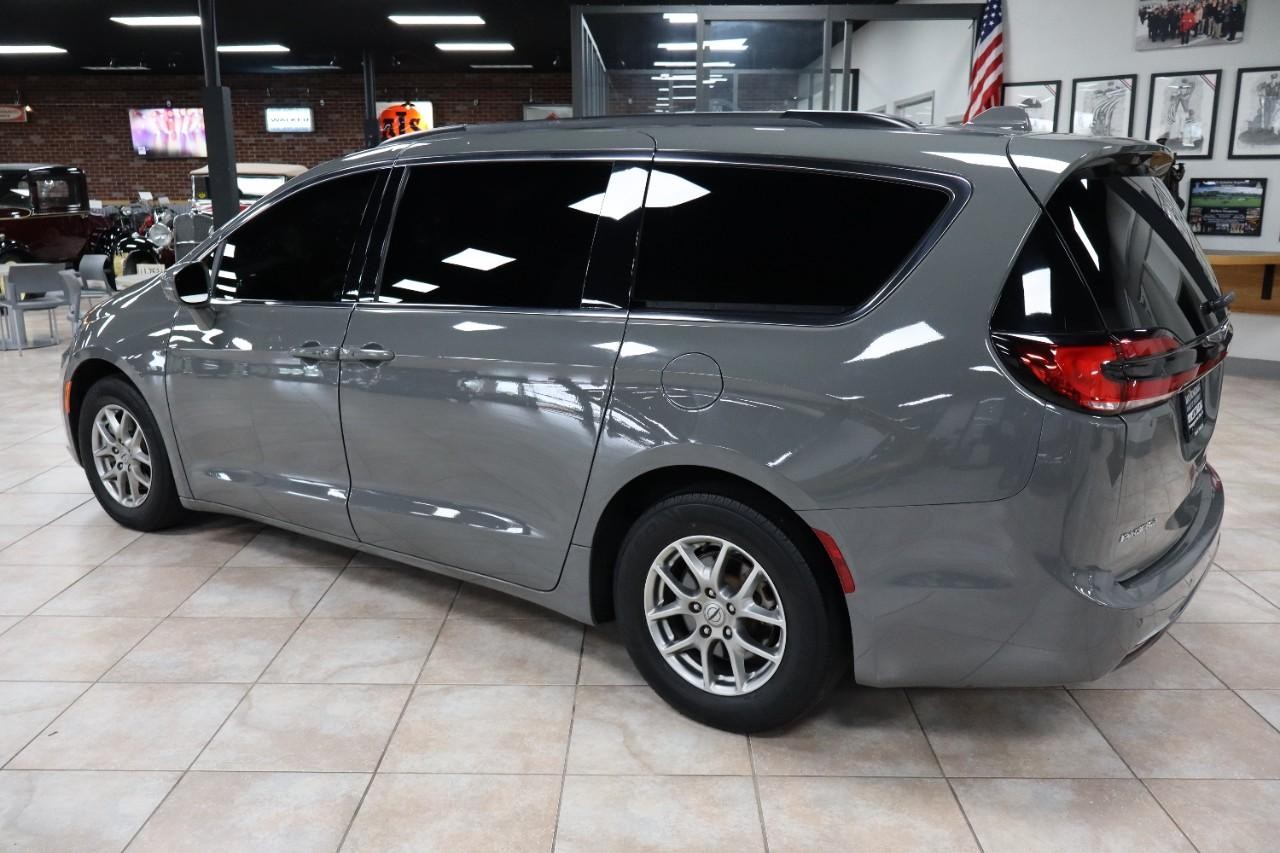 Chrysler Pacifica Vehicle Full-screen Gallery Image 3