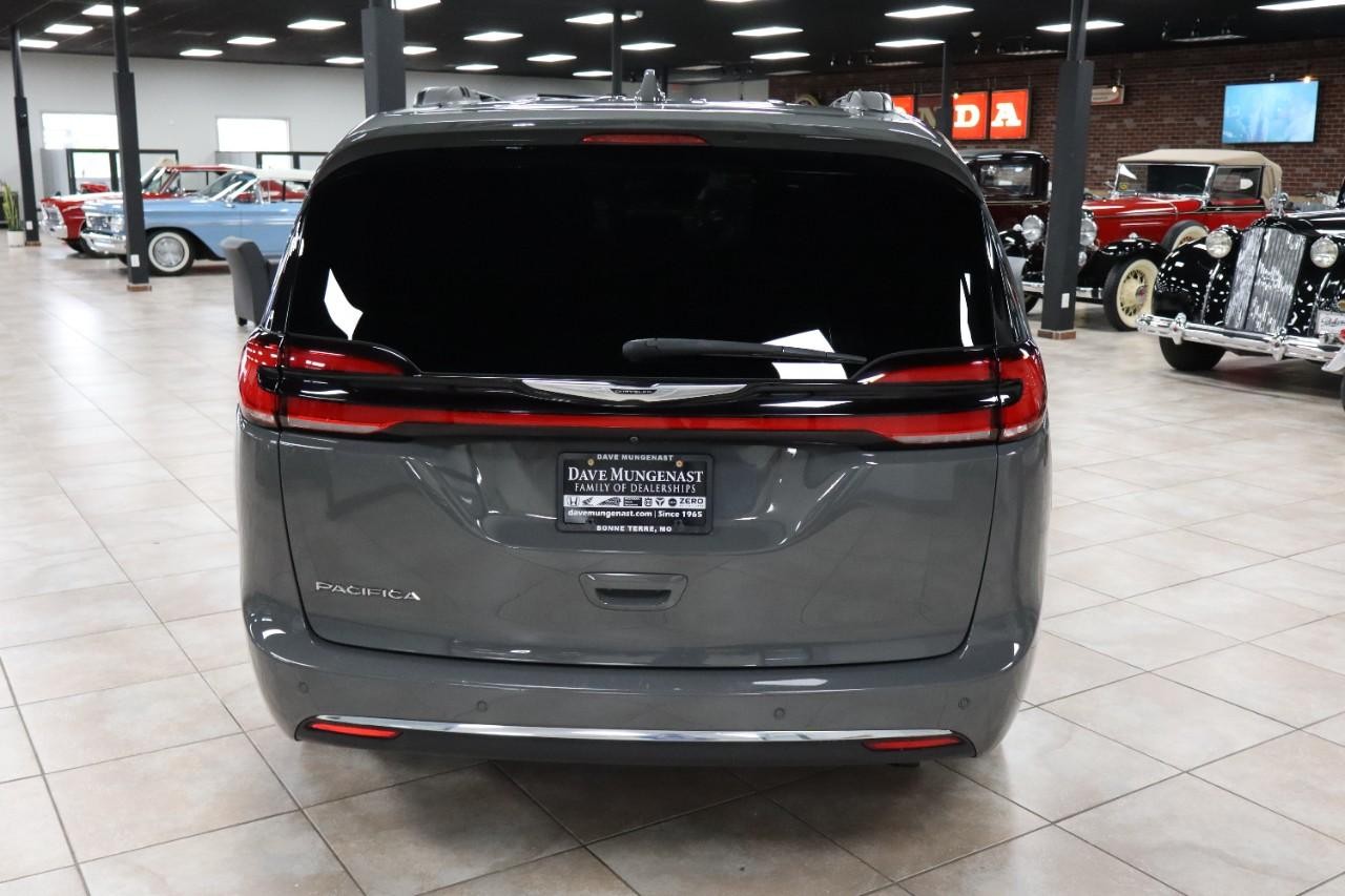 Chrysler Pacifica Vehicle Full-screen Gallery Image 4