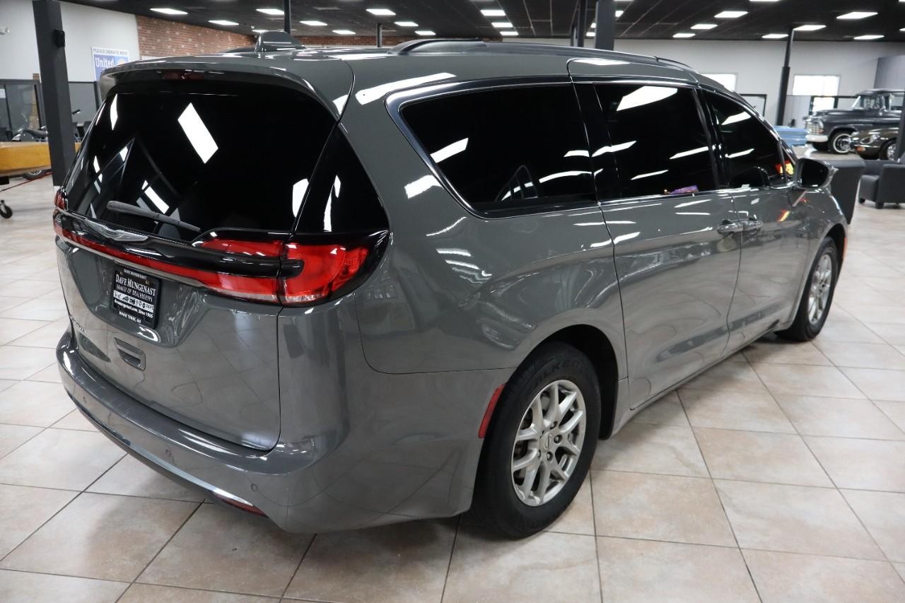 Chrysler Pacifica Vehicle Full-screen Gallery Image 5