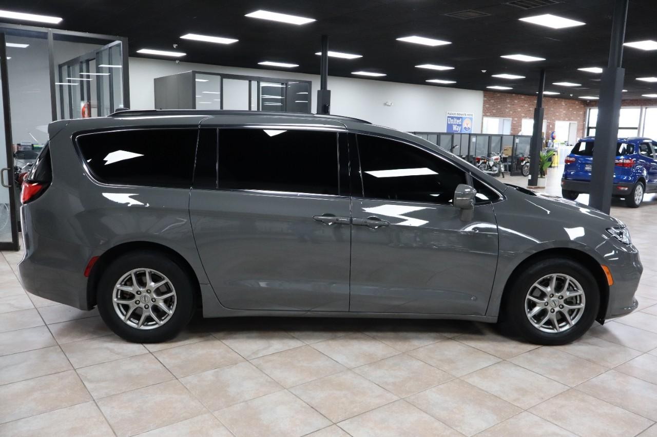 Chrysler Pacifica Vehicle Full-screen Gallery Image 6