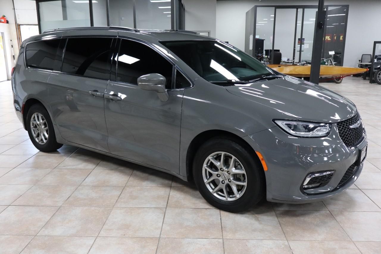 Chrysler Pacifica Vehicle Full-screen Gallery Image 7