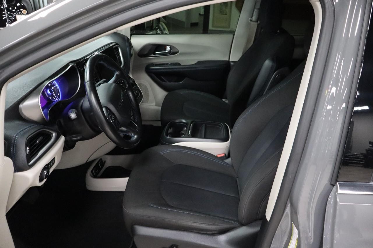 Chrysler Pacifica Vehicle Full-screen Gallery Image 9
