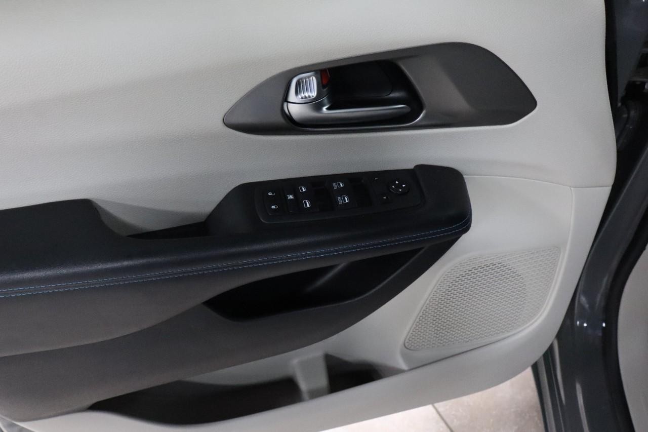 Chrysler Pacifica Vehicle Full-screen Gallery Image 11