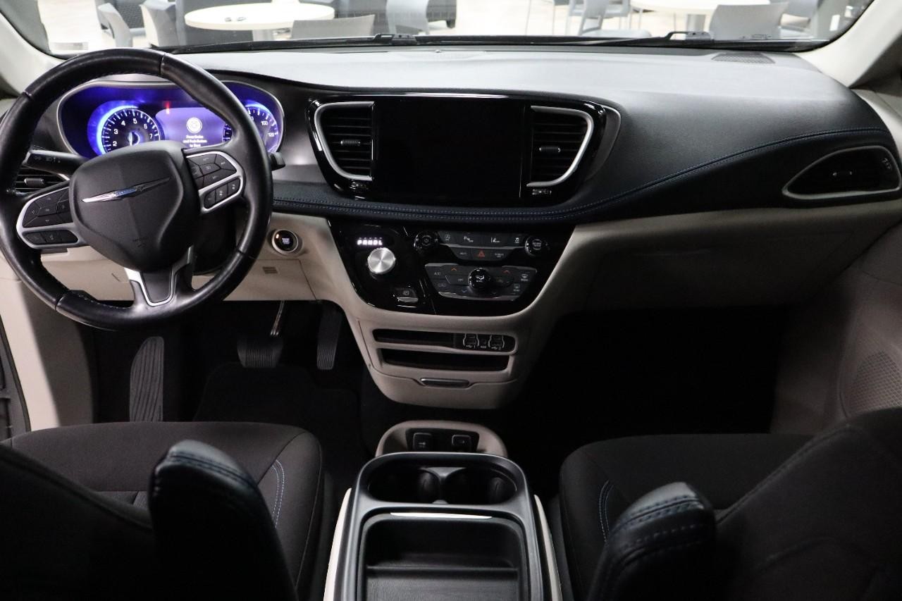 Chrysler Pacifica Vehicle Full-screen Gallery Image 12