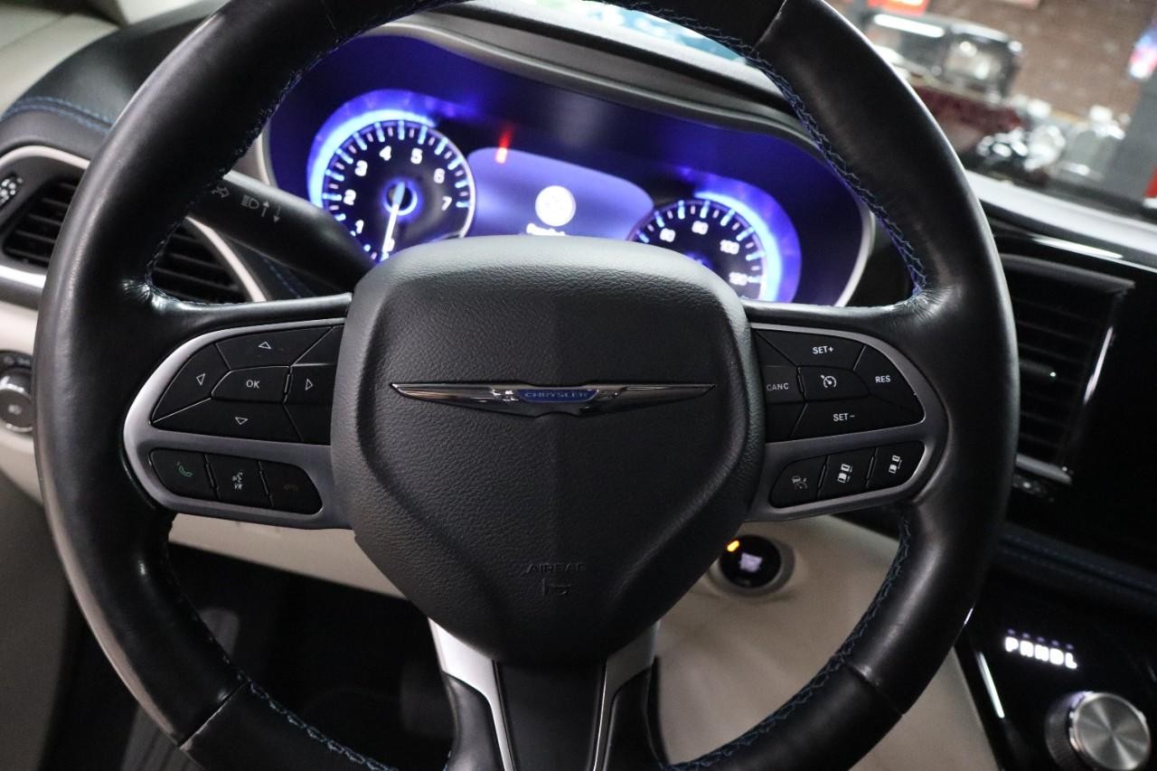 Chrysler Pacifica Vehicle Full-screen Gallery Image 13