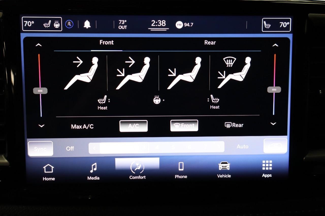 Chrysler Pacifica Vehicle Full-screen Gallery Image 16