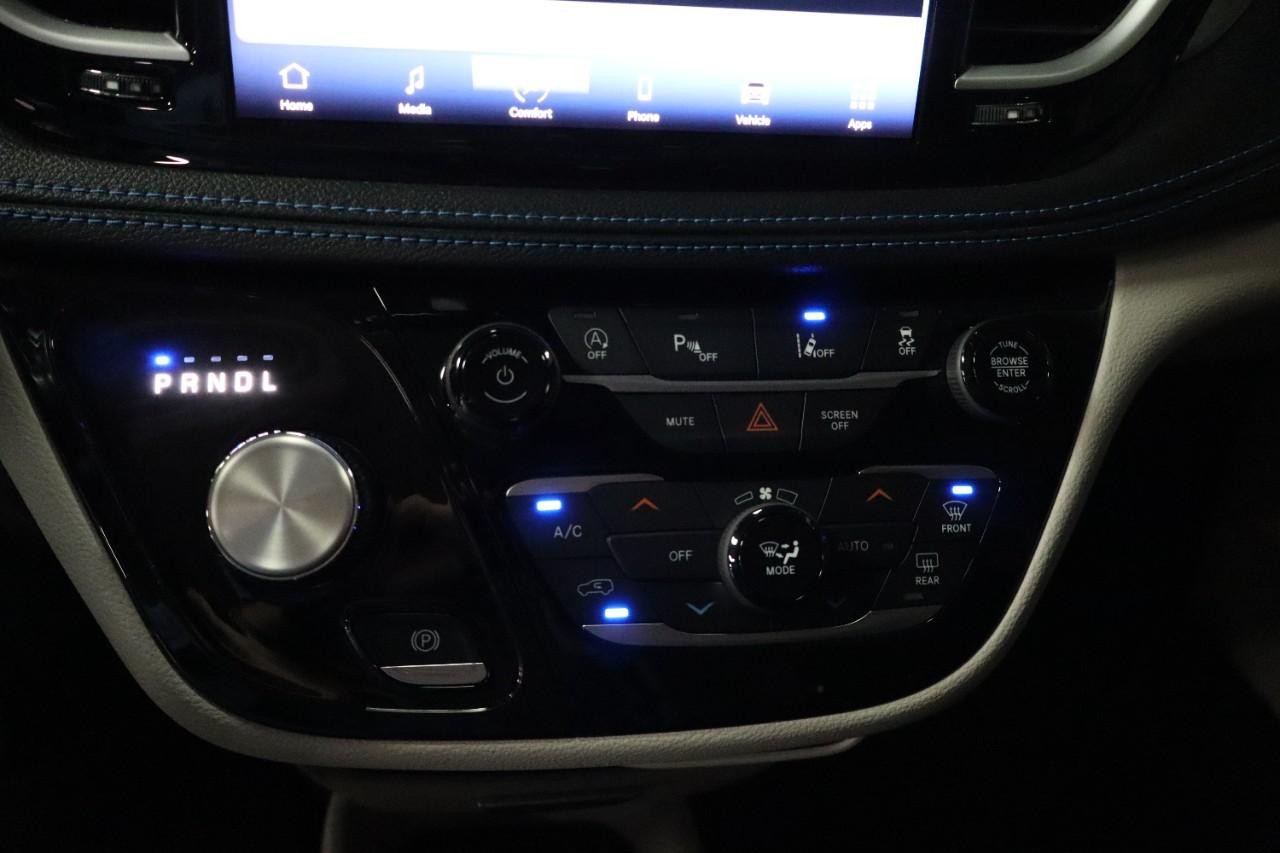 Chrysler Pacifica Vehicle Full-screen Gallery Image 17